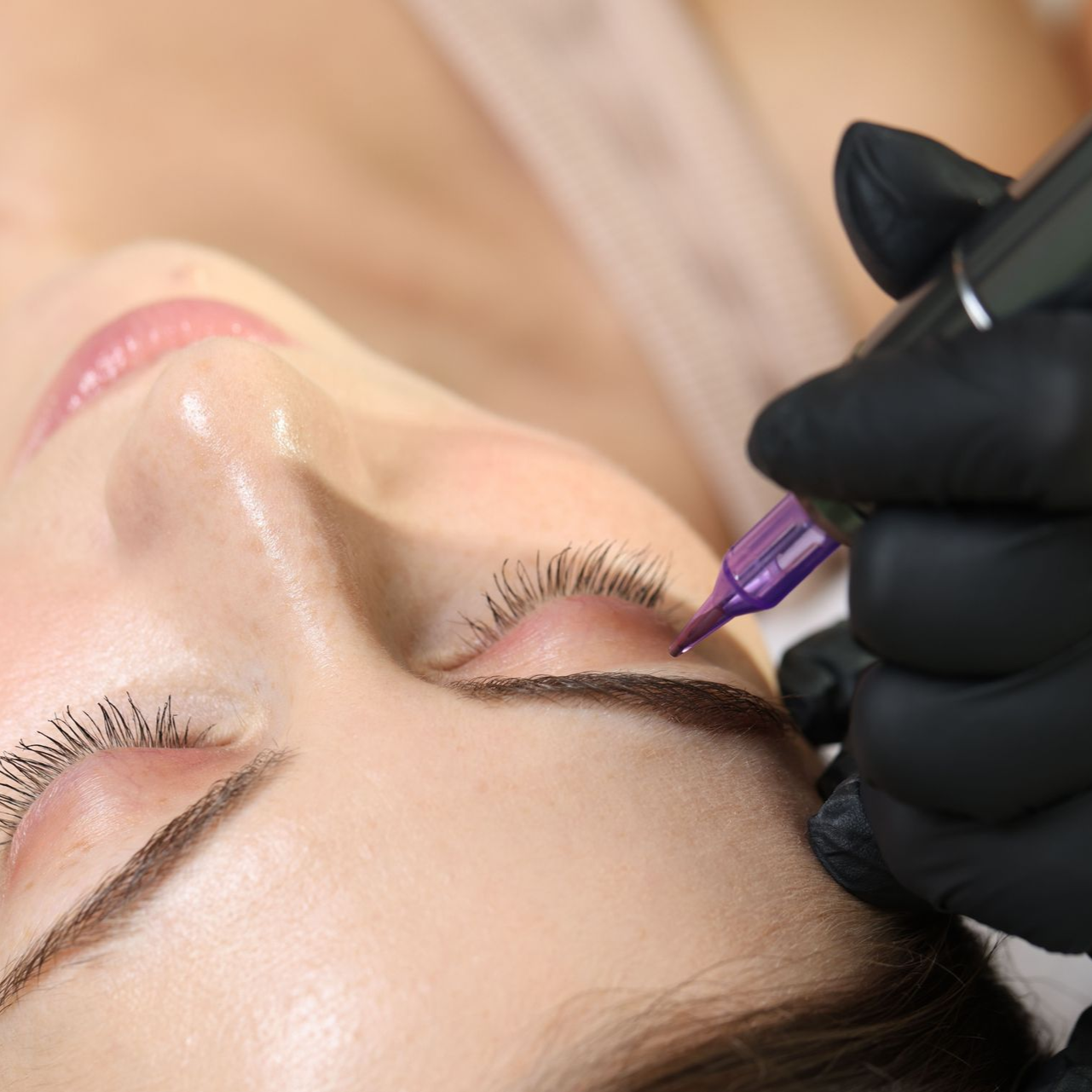 Wimpernverlängerung wird während einer Schönheitsbehandlung 