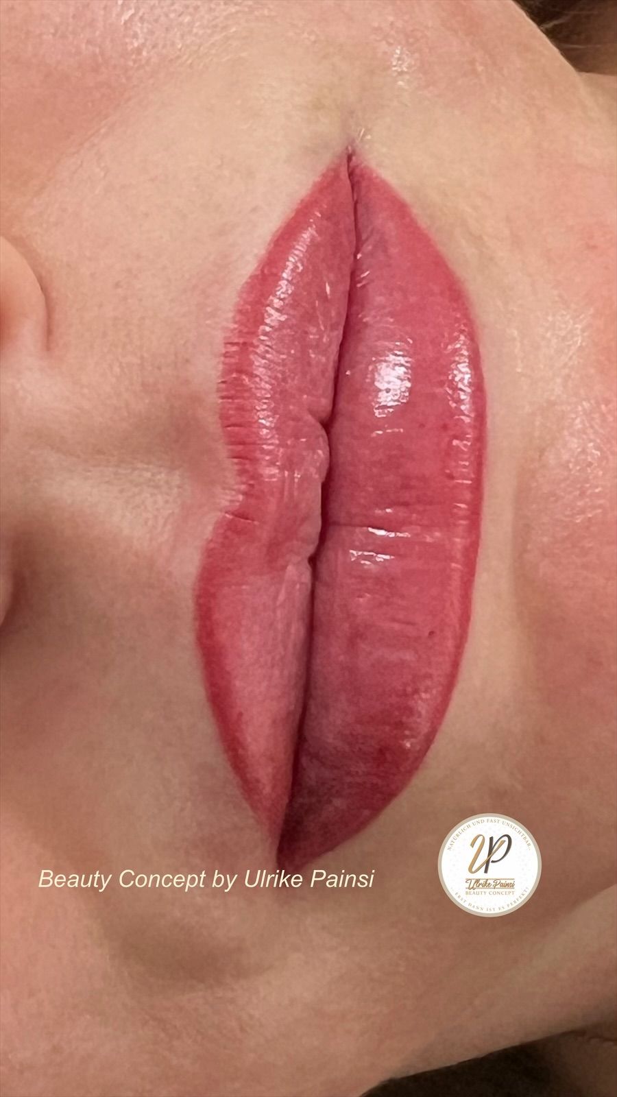Nahaufnahme von glänzenden, rosafarbenen Lippen mit leicht geöffnetem Mund.