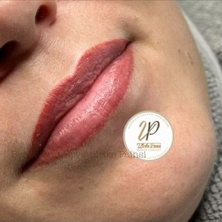 Nahaufnahme von glänzenden, rosafarbenen Lippen mit dunklem Lippenkonturenrand im Gesicht einer Person