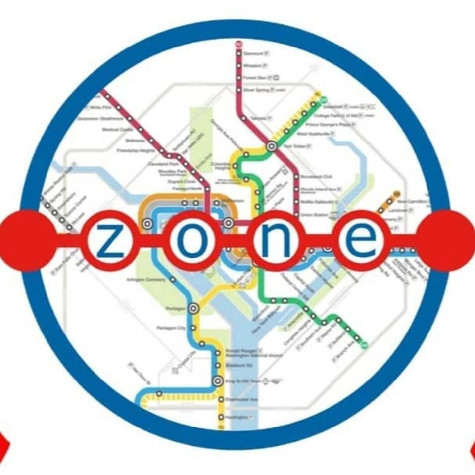 Mappa della metropolitana con linee colorate all'interno di un cerchio blu; 