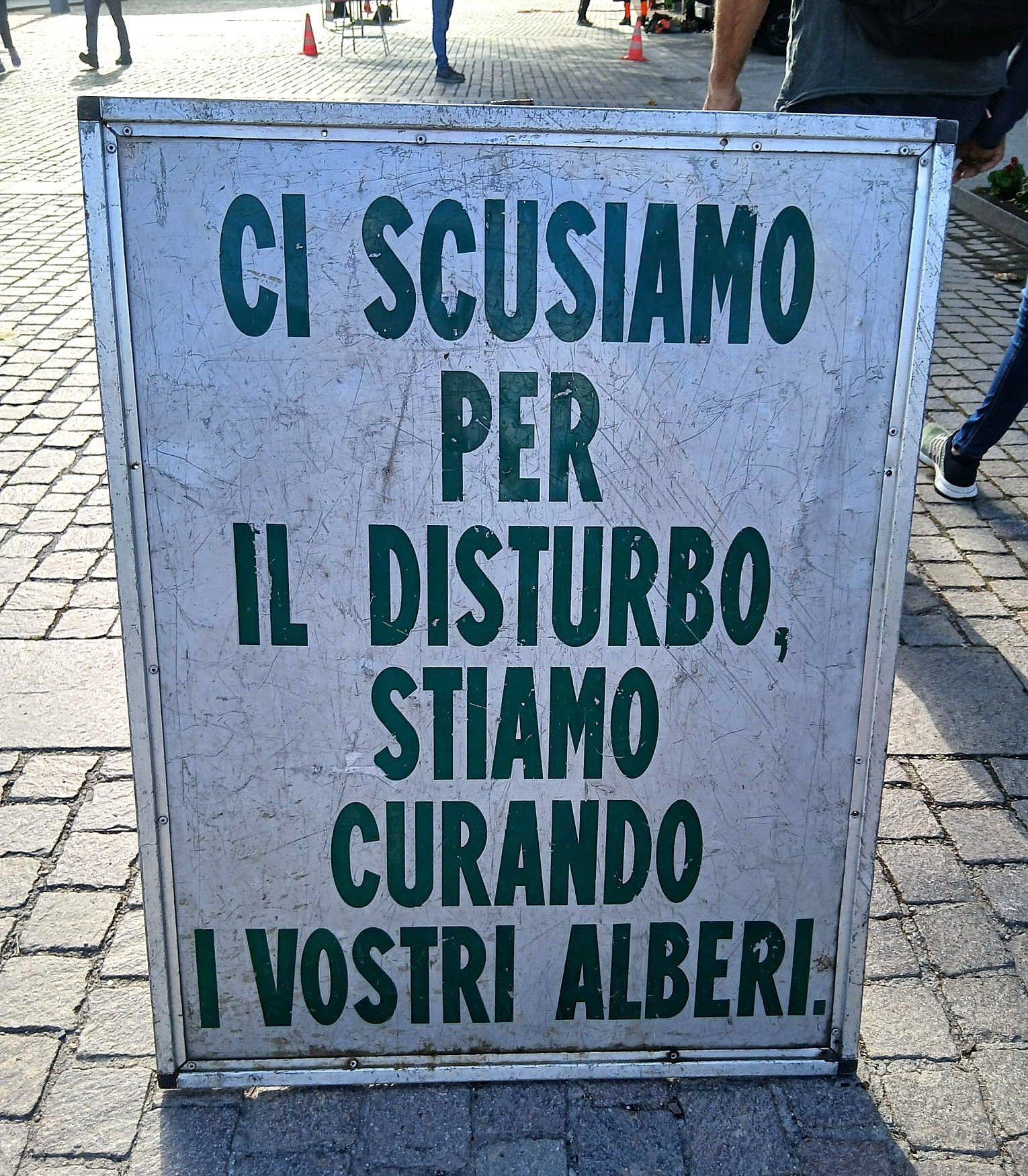 Cartello con testo in italiano: