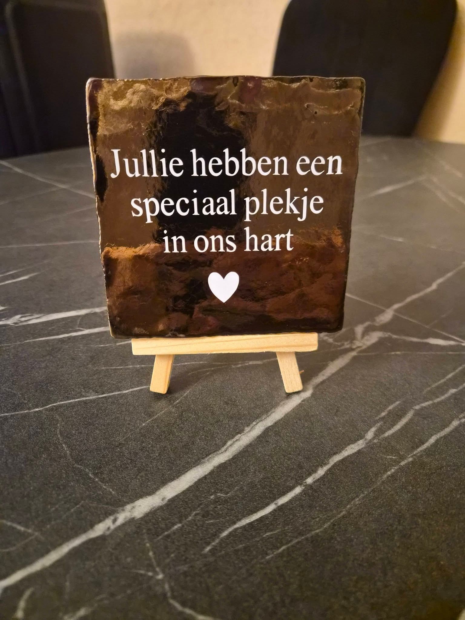Klein houten bordje op een ezel met de Nederlandse tekst 