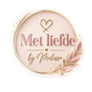 Zachtroze rond logo met gouden hartje, blaadjes en de tekst "Met liefde by Melissa".