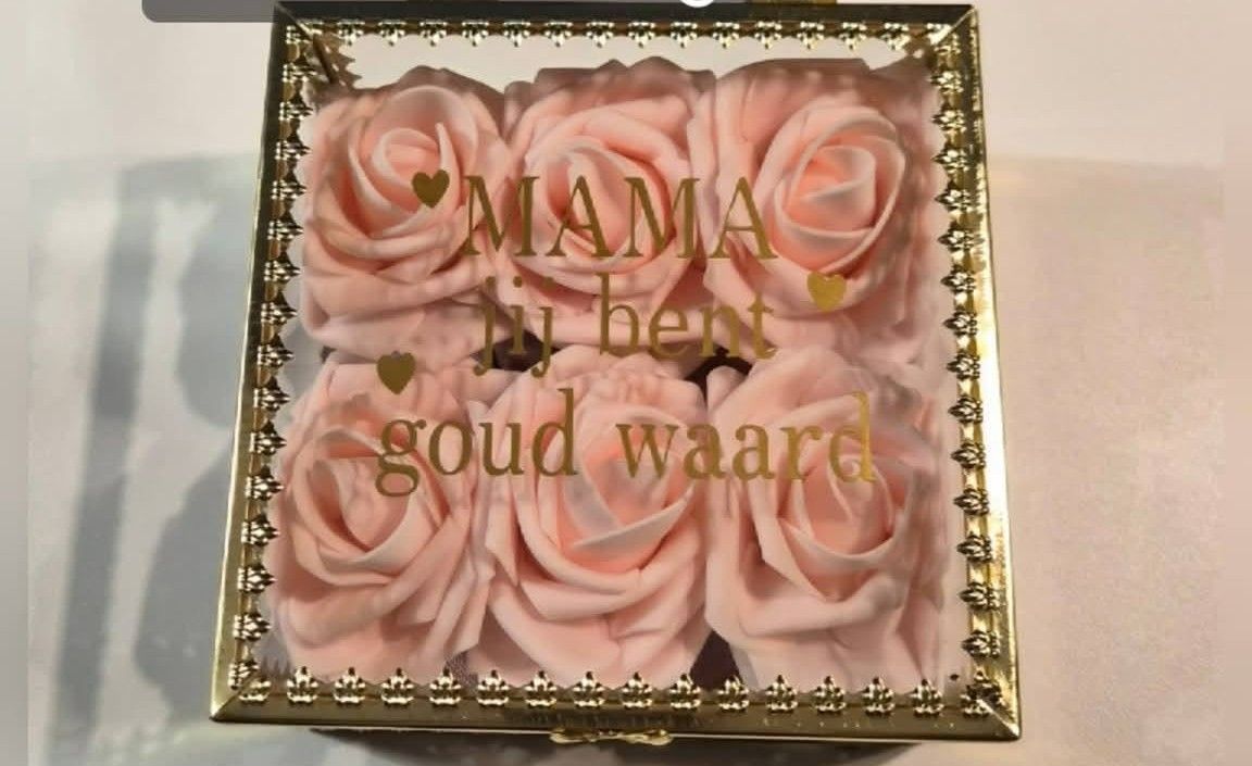 Decoratieve vierkante plaquette met roze rozen en gouden tekst met de woorden 