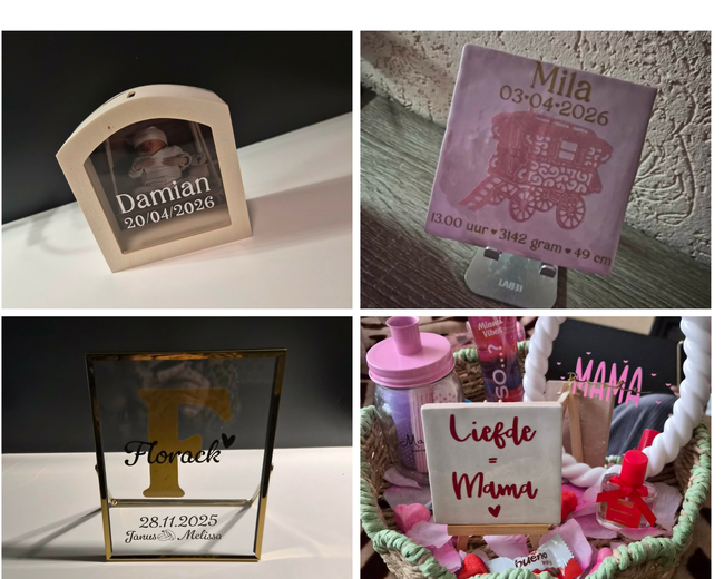 Vier gepersonaliseerde gedenkplaten en aandenkens in beige, roze en zwart op een tafel.