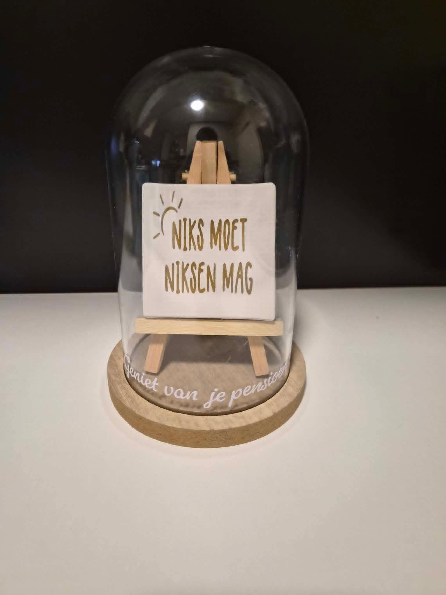 Decoratieve trouwdecoratie onder een glazen koepel met de tekst 