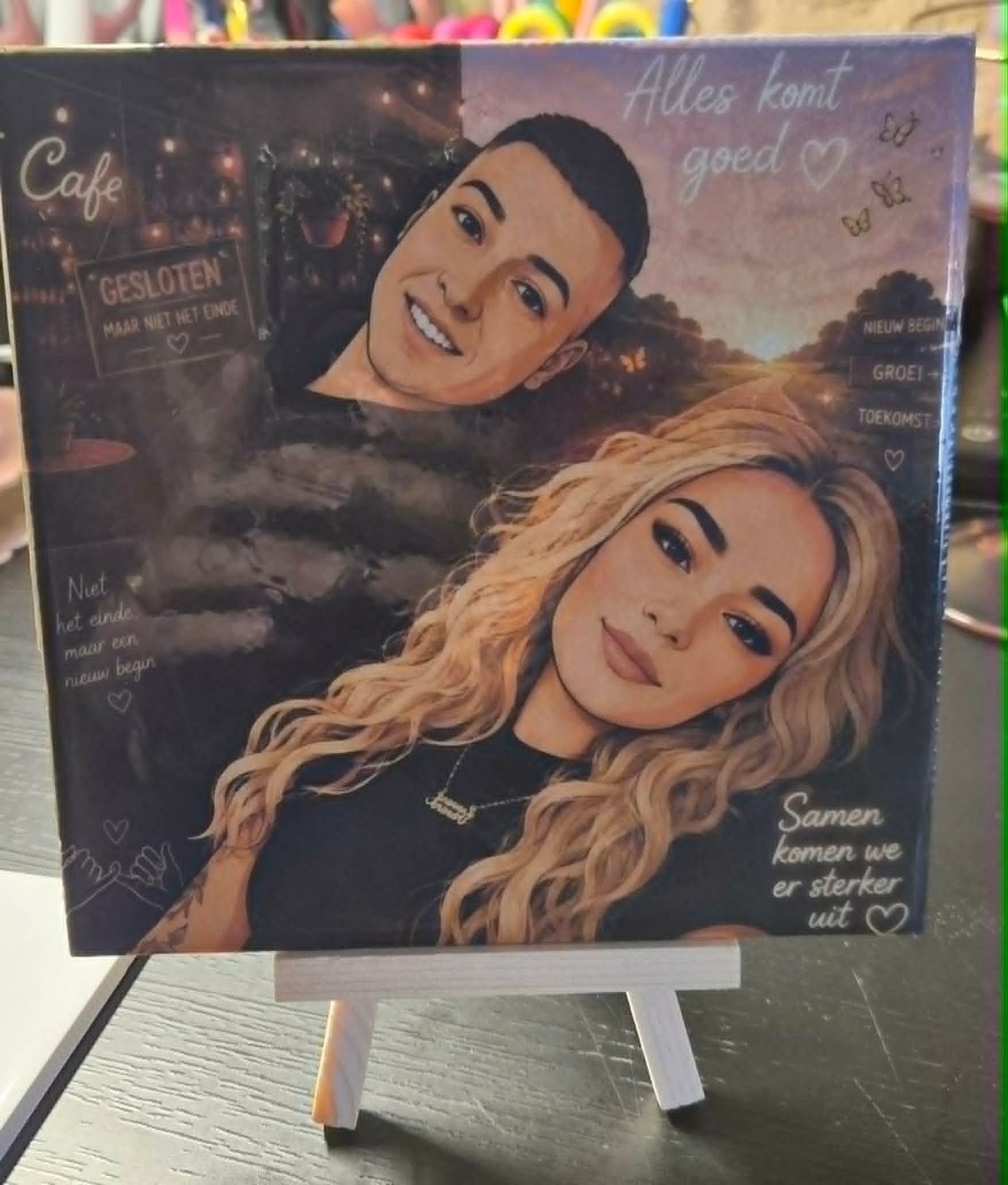 Schilderij op een ezel van twee lachende vrouwen met blond haar tegen een donkere achtergrond in caféstijl.