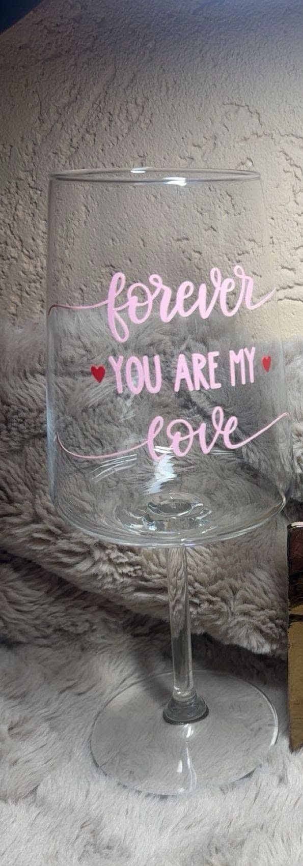 Wijnglas met roze hartjes en de tekst 