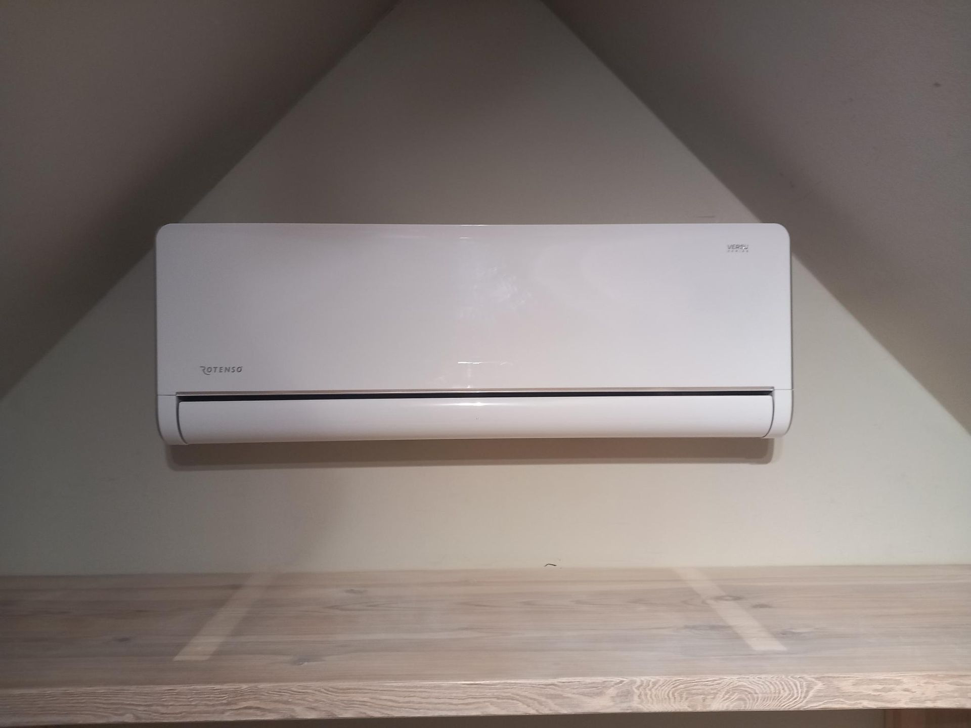 Klimatyzator ścienny Rotenso Versu Pure w systemie split