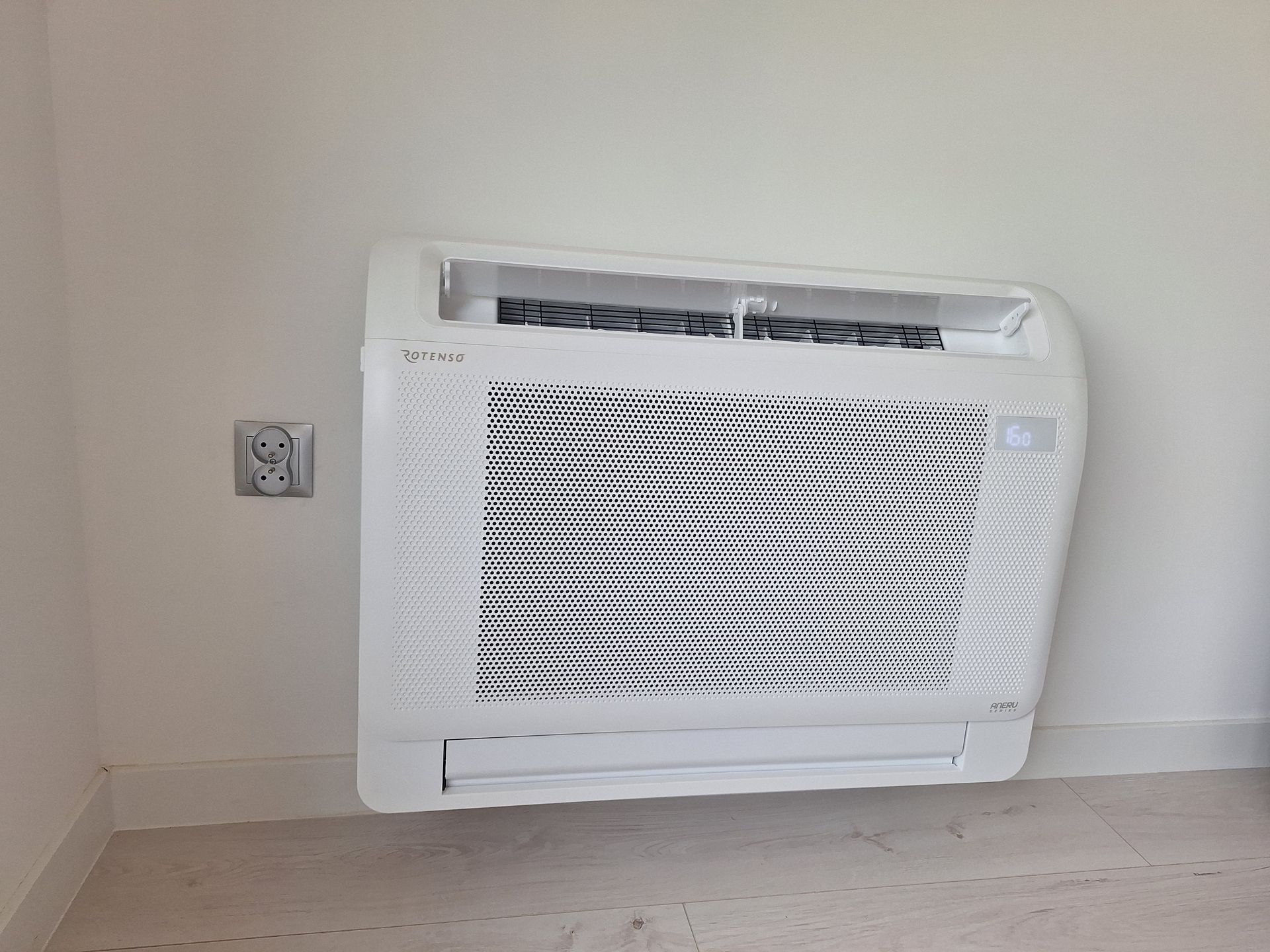 Klimatyzator przypodłogowy Rotenso Aneru w systemie split o mocy 3,5 kW, zamontowany we Wrocławiu.