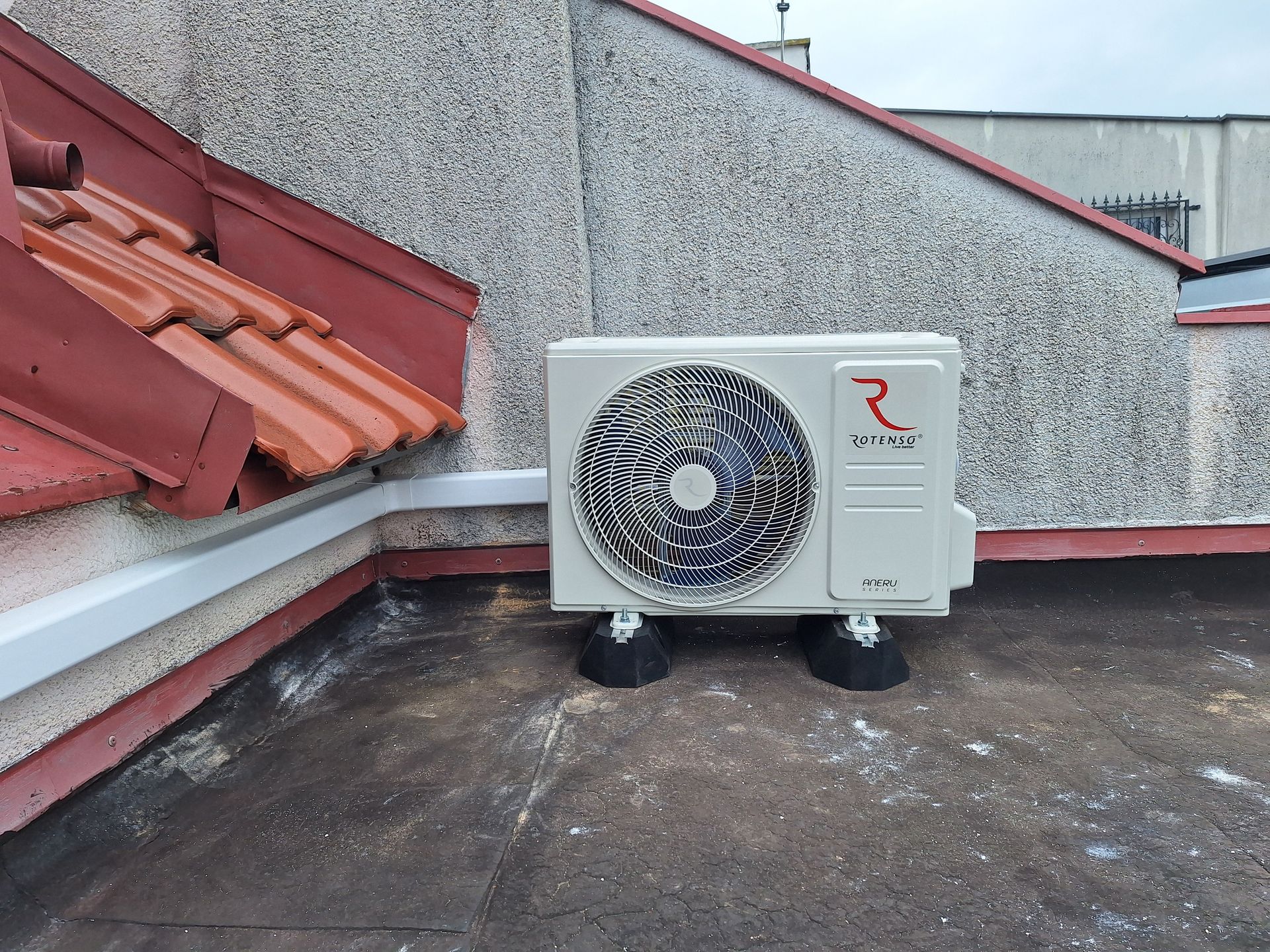 Jednostka zewnętrzna Rotenso 3,5kW, klimatyzatora zamontowana na dachu pokrytym papą,