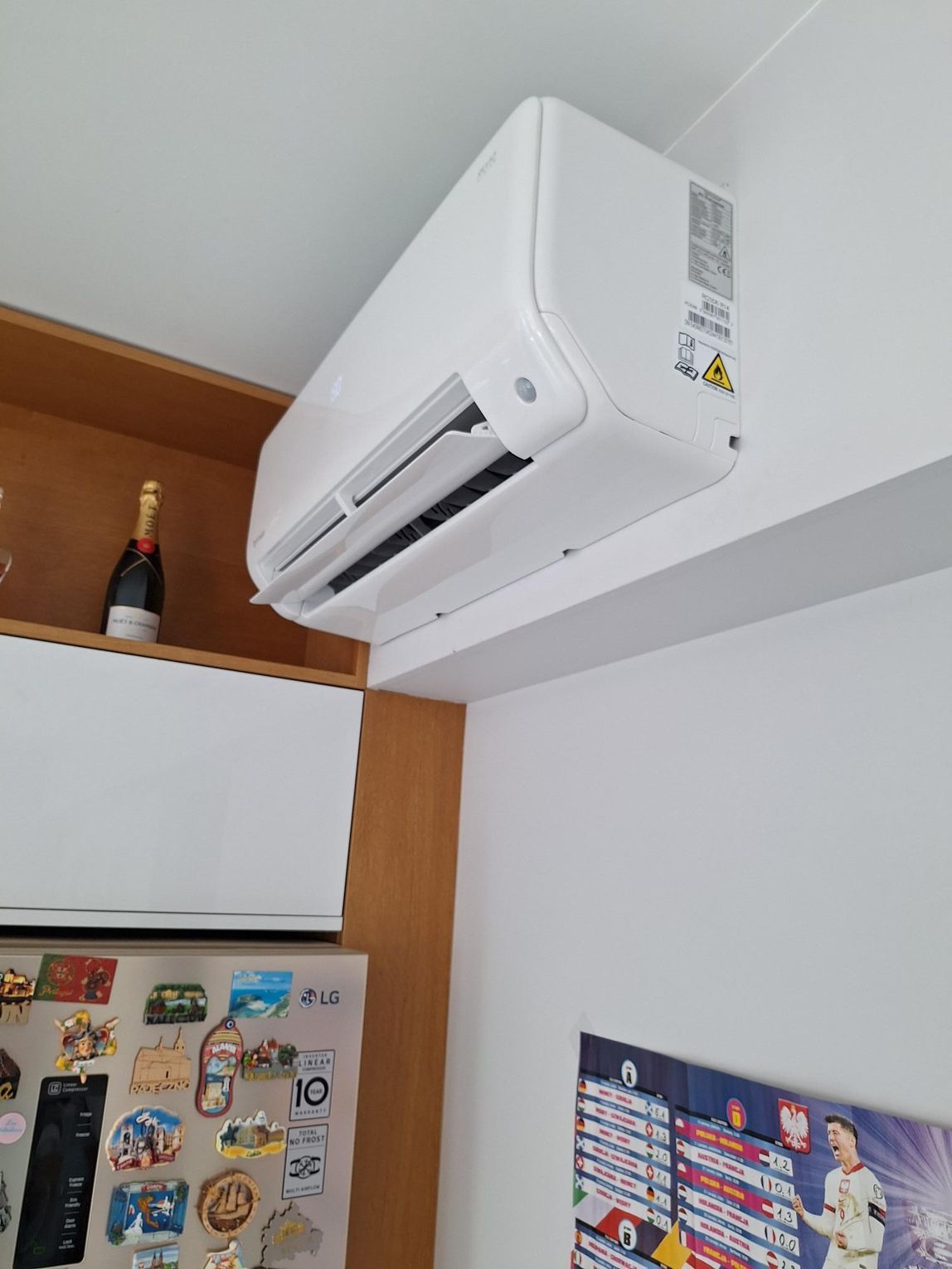 Biały klimatyzator ścienny Rotenso Revio w systemie multisplit zainstalowany w domu szeregowym.