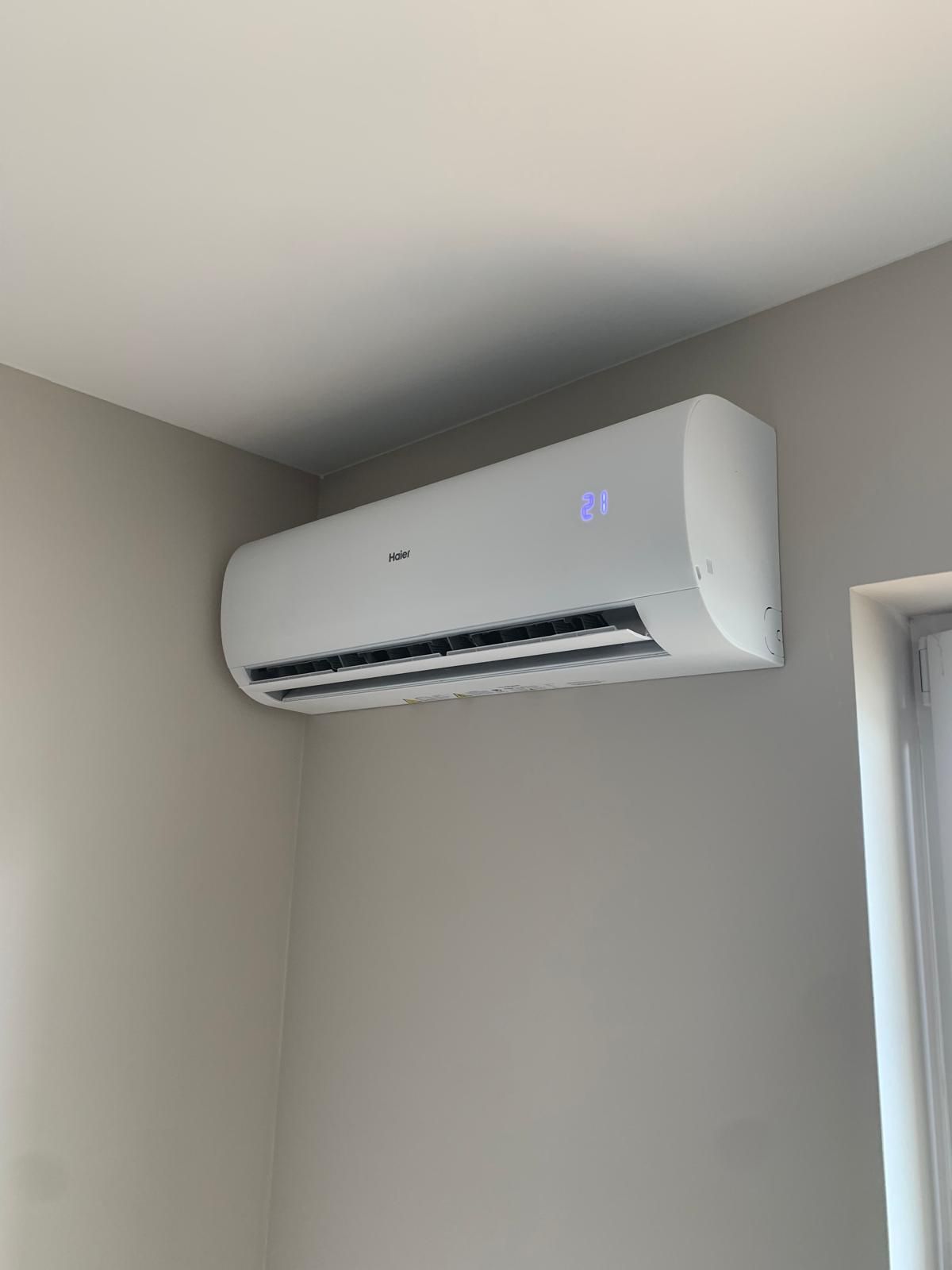Klimatyzator Haier Pearl White Matt – matowe wykończenie i elegancki design.