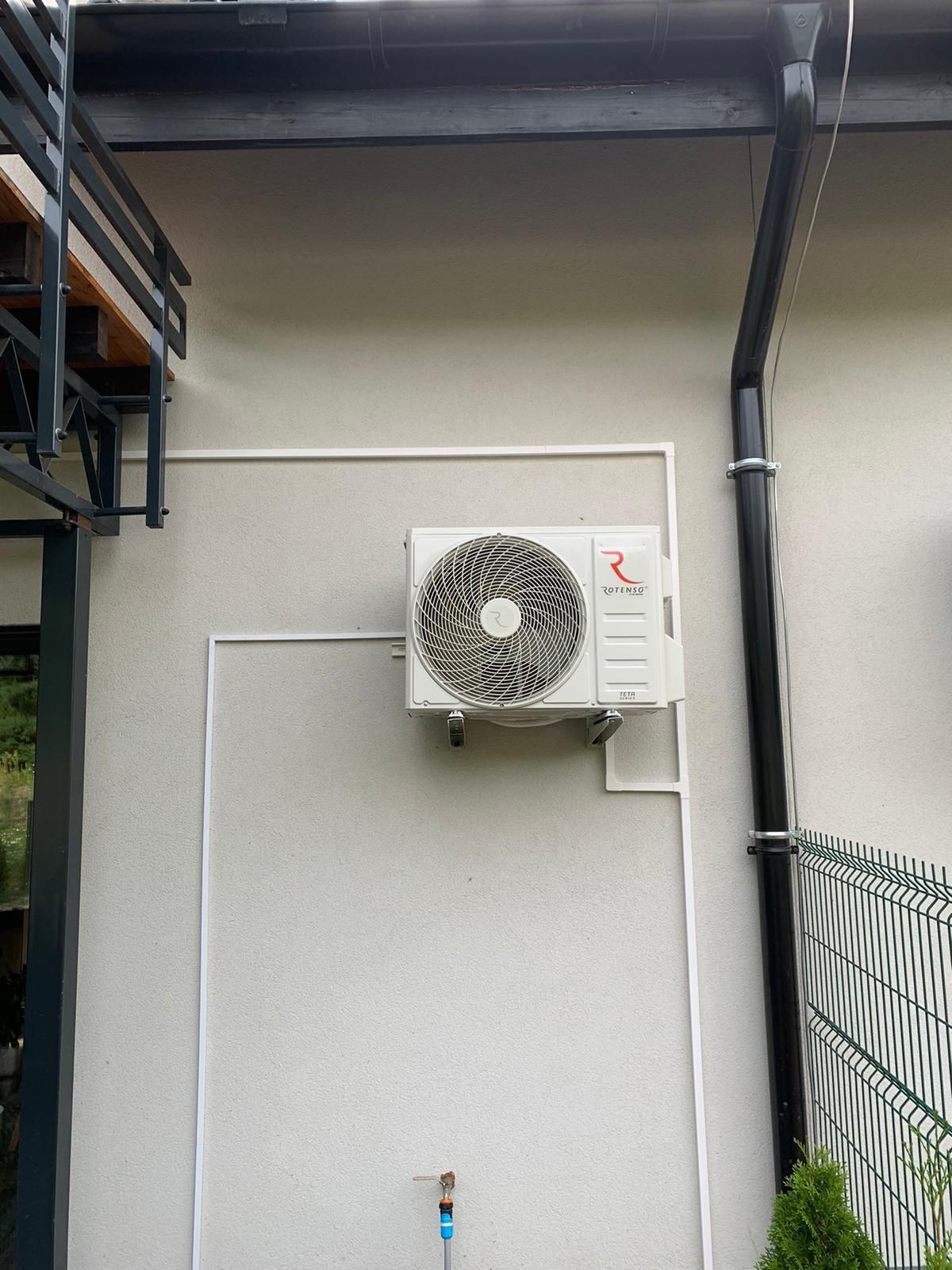 Jednostka zewnętrzna klimatyzatora Rotenso 5,2 kW z estetycznie poprowadzonymi rurkami odprowadzającymi skroplin.