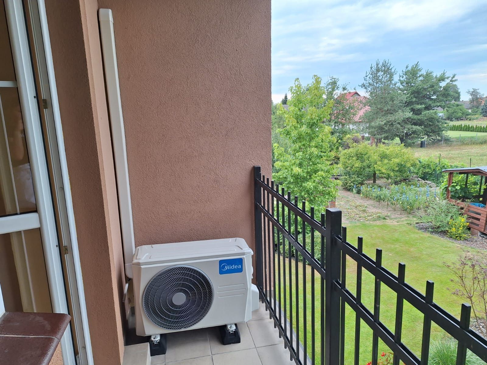 Jednostka zewnętrzna klimatyzatora typu split zamontowana na balkonie domu jednorodzinnego w Chrząstawie.