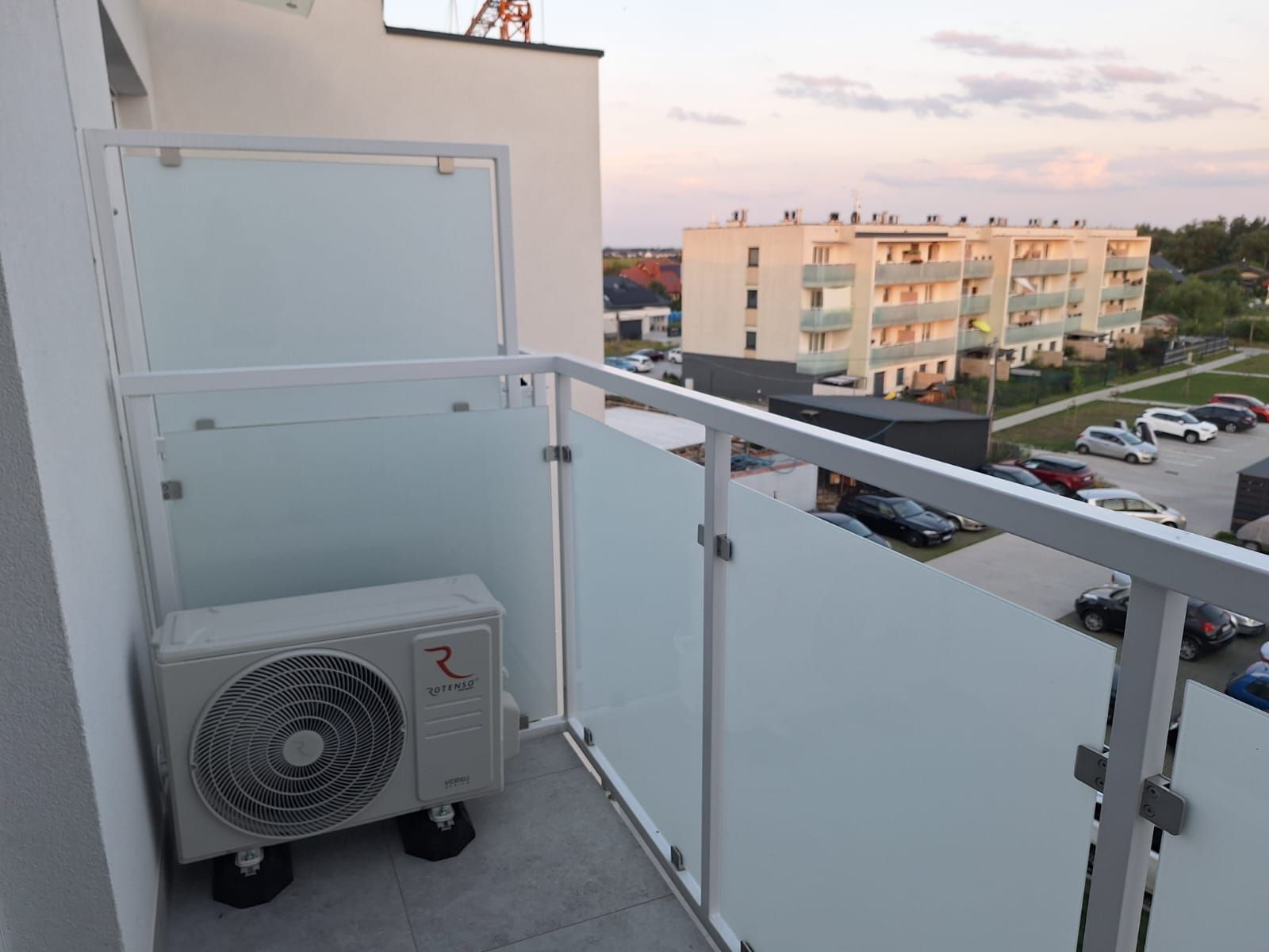 Klimatyzator ścienny Rotenso Versu Pure w systemie split zamontowany w mieszkaniu w Dobrzykowicach.