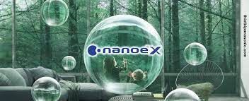 Salon z kanapą i bąbelkiem z napisem nanoex.