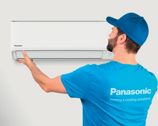 Mężczyzna ubrany w niebieską koszulę z napisem Panasonic