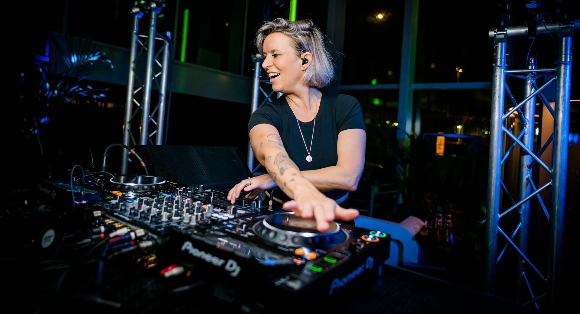 DJ ELIN VALERY