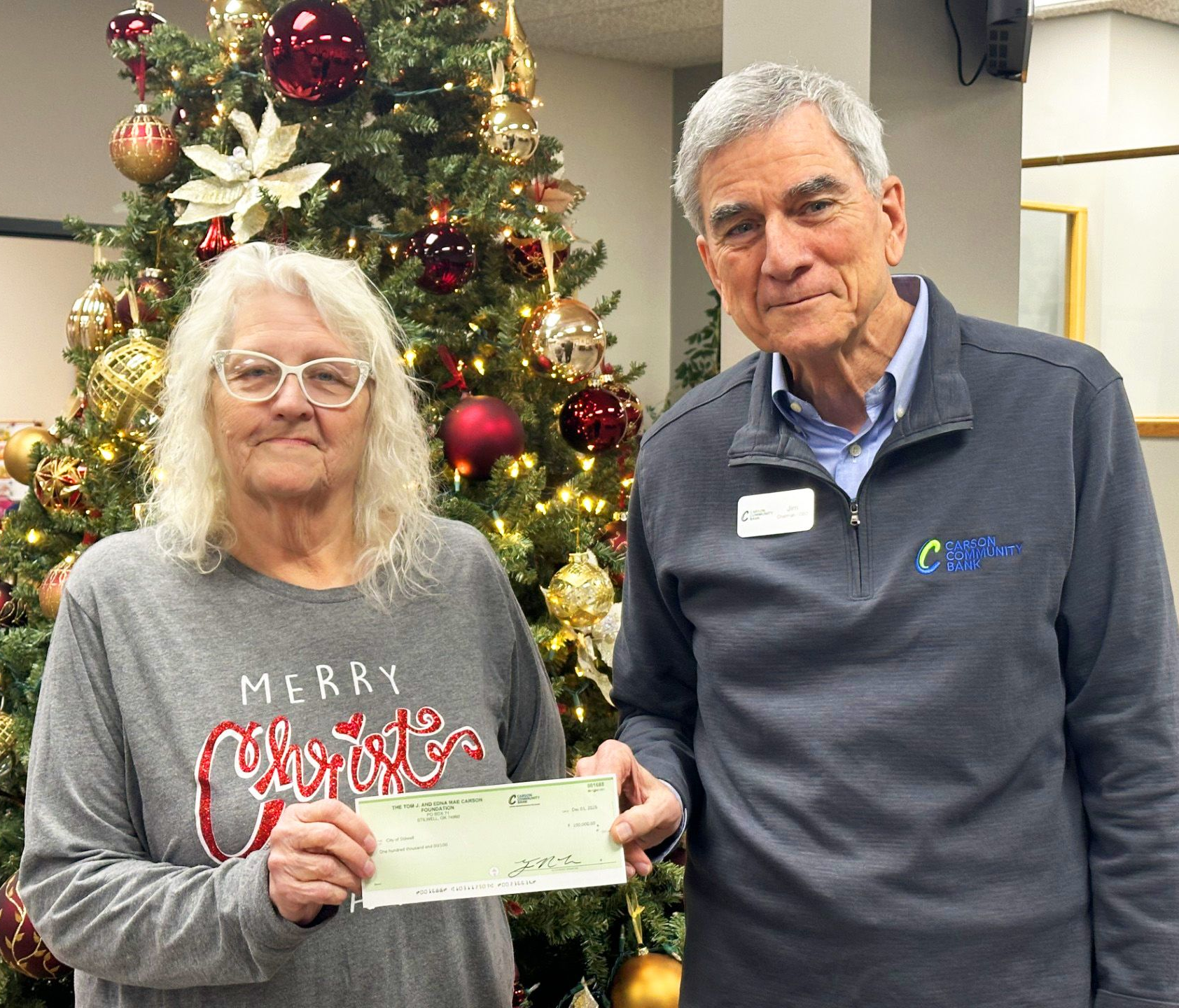 Jim Carson presents a check to Mayor Jean Ann Wright to help complete the golf course in Carson Park.
