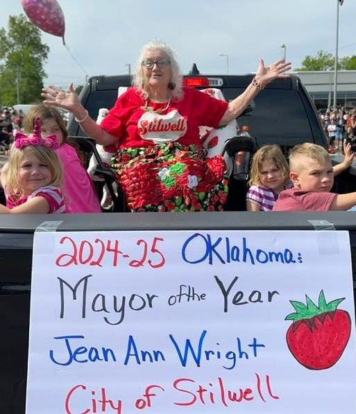 Mayor Jean Ann Wright and grandkids in the parade.