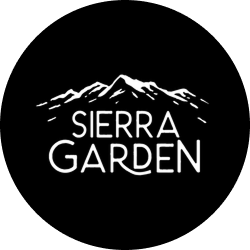 Logotipo do Sierra Garden: cordilheira branca acima do texto 