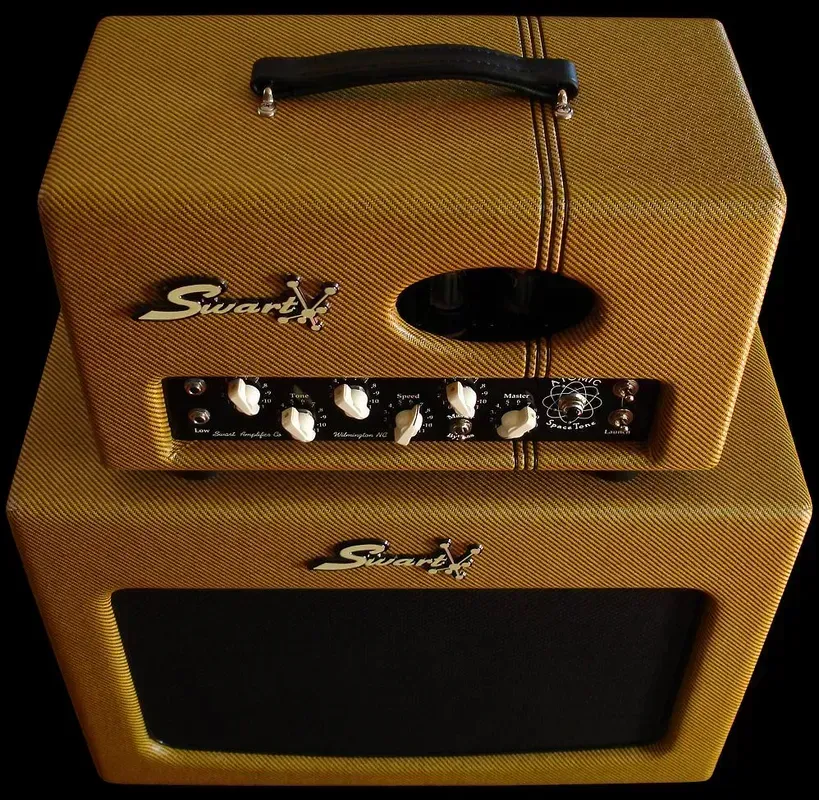 Swart vintage guitar amplifier tweed cabinet