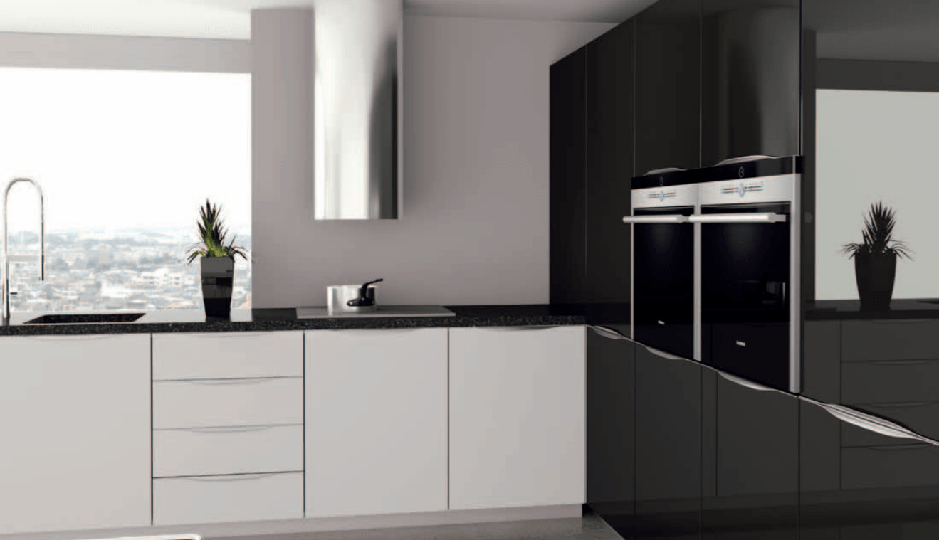 Association-façade-blanche-noire-cuisine-moderne