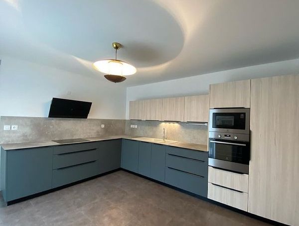 cuisine-decor-bois-facade-bleu-mv-habitat-creation