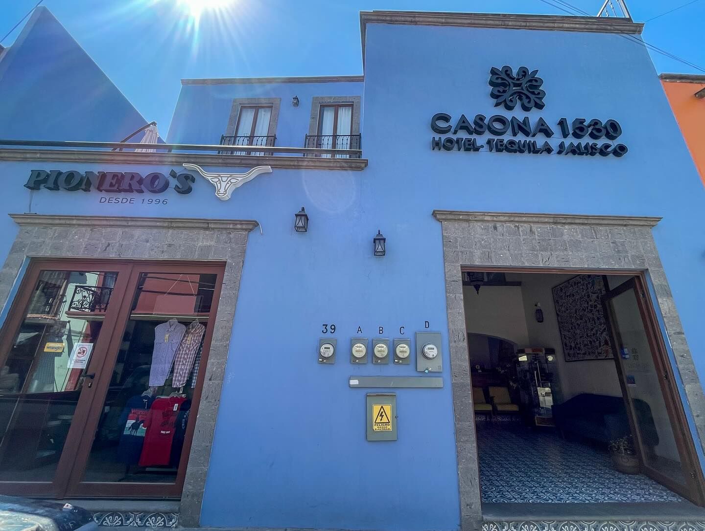 fachada de hotel y tienda vaquera en el centro de tequila
