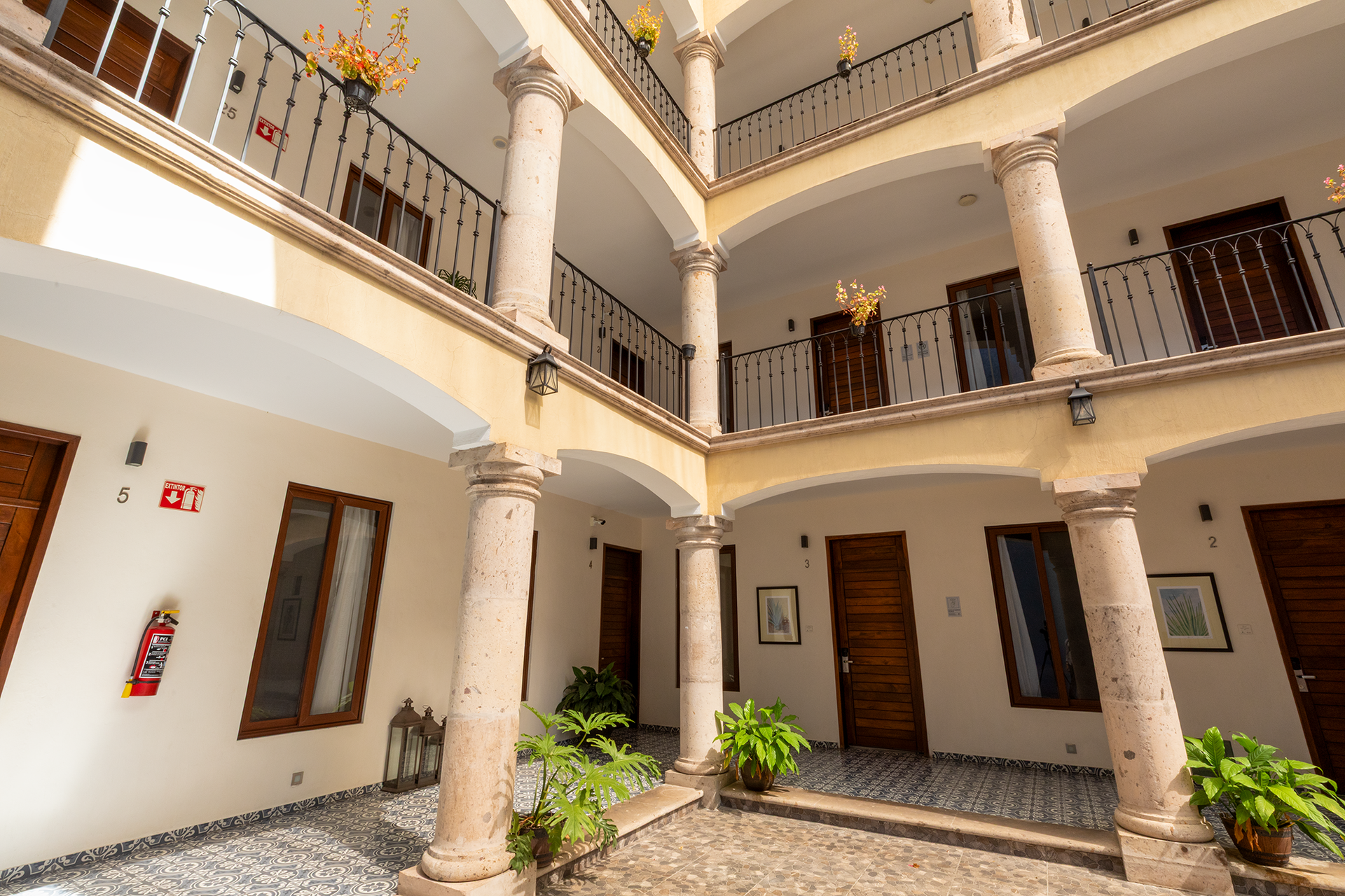 arcos y detalles unicos de un hotel bien ubicado en tequila jalisco