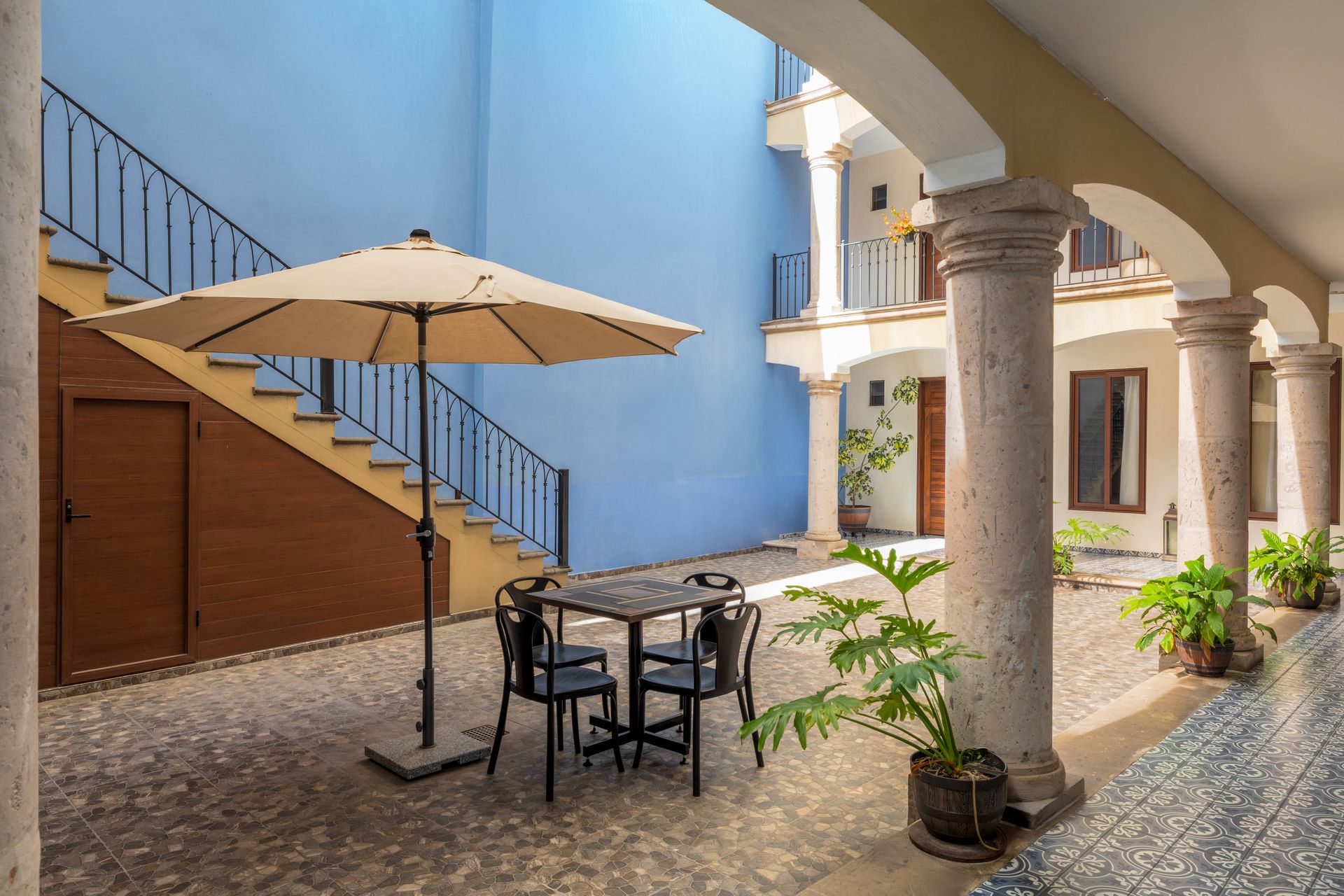 hermoso patio interior de hotel centrico en tequila jalisco