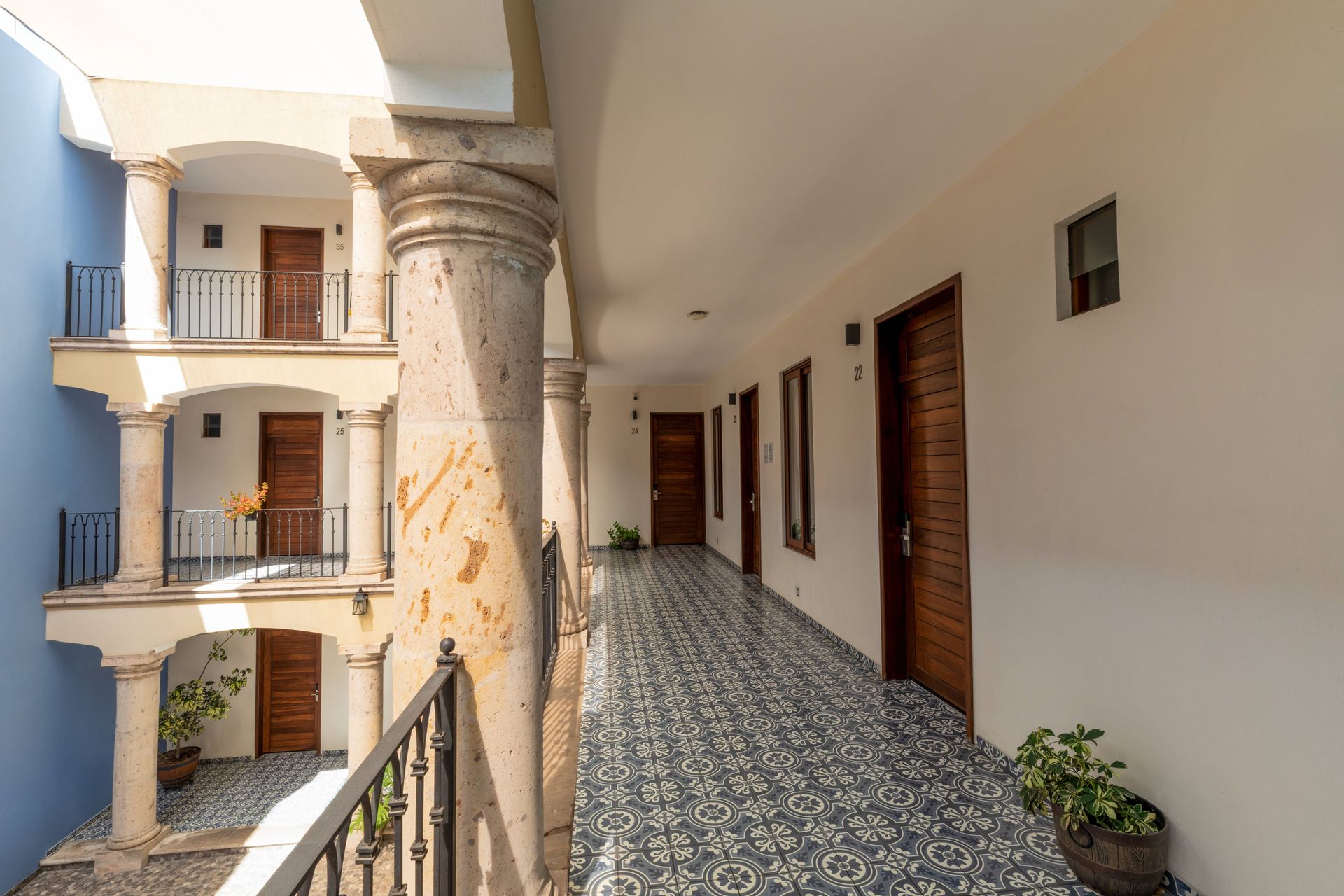 pasillo de hotel colonial en pueblo magico jalisco
