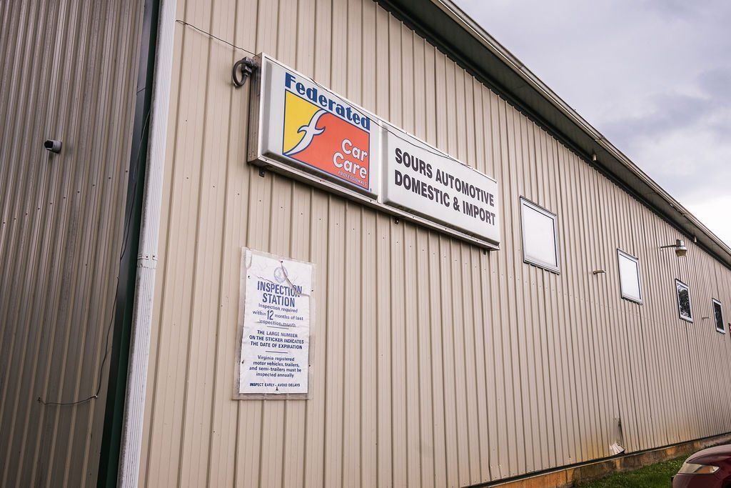 Sign for Independent 4-H Club and South Georgia District Fair on a tan building.