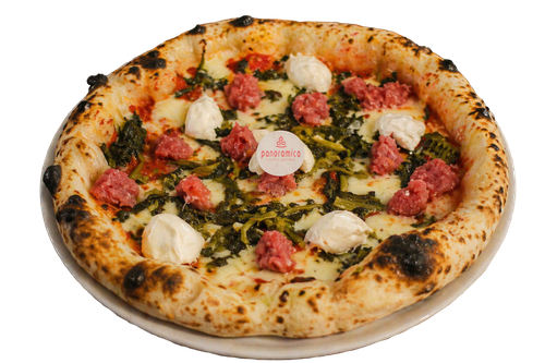 Pizza con salsiccia, spinaci e formaggio bianco su un vassoio di metallo