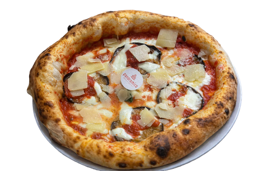 Pizza ricca di formaggio con una crosta spessa e dorata su un piatto bianco.