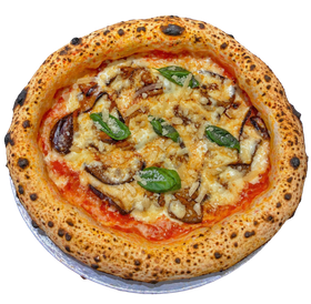 Pizza cotta nel forno a legna con basilico e funghi su vassoio di metallo