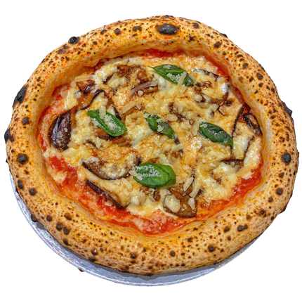 Pizza cotta nel forno a legna con basilico e funghi su vassoio di metallo