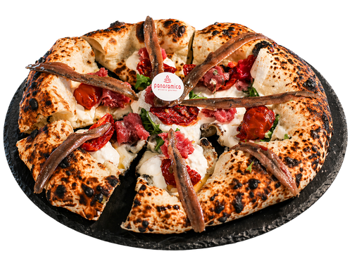 Pizza a fette su un vassoio nero, condita con formaggio, peperoni rossi e salsa.