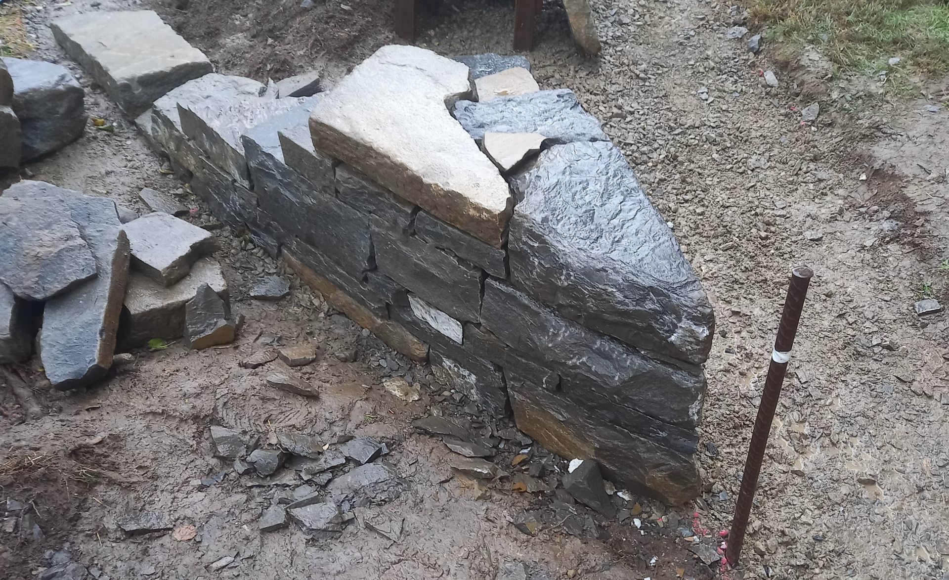 Trockensteinmauer im Bau