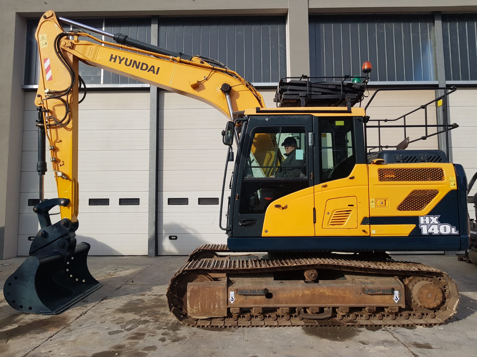ESCAVATORE CINGOLATO HYUNDAI HX140L