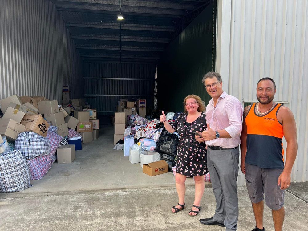 Movers Worker With The Couple Giving Thumbs Up For The Storage — Lite Moves Furniture Removals In Coffs Harbour, NSW