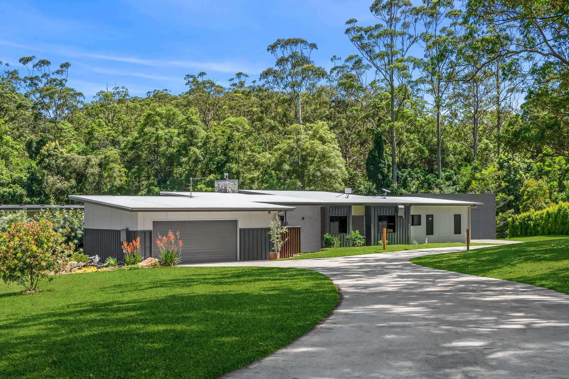 Modern Single-story House With a Curved Driveway — PK4 Projects in Port Macquarie, NSW