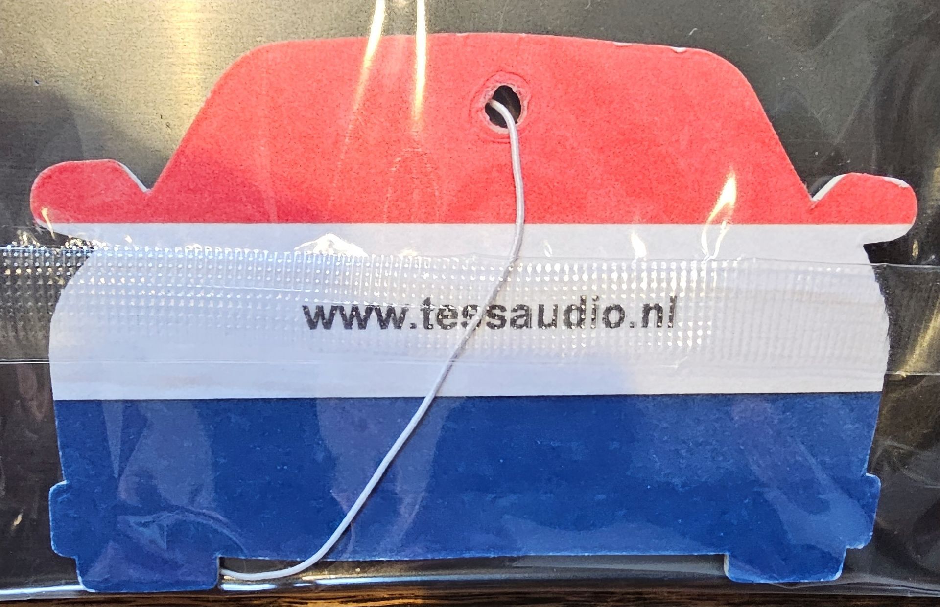 Een autoluchtverfrisser die zegt dat hij nooit luid mag zijn
