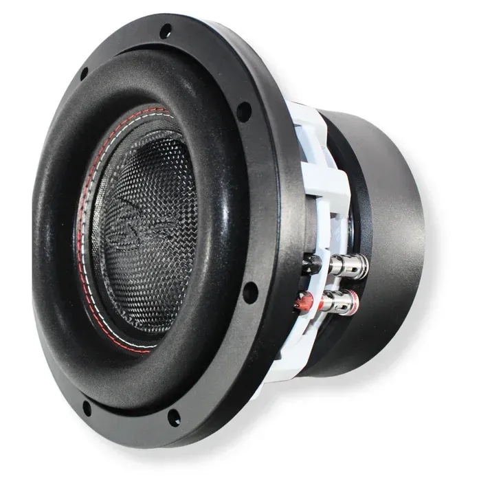 Een close-up van een subwoofer op een witte achtergrond