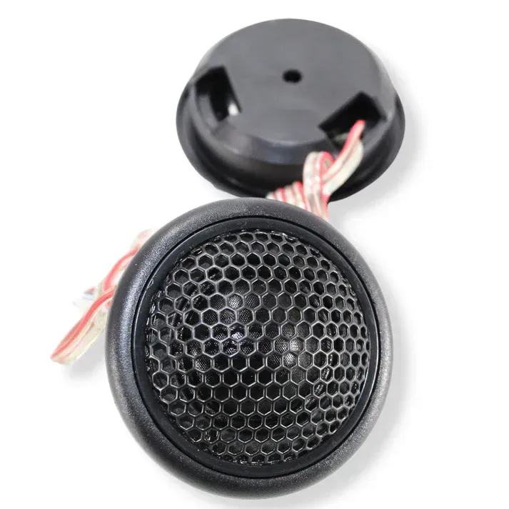 Twee zwarte plastic bekers met gaten erin op een witte achtergrond
