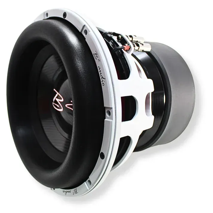 Een close-up van een subwoofer met het logo van B2 erop