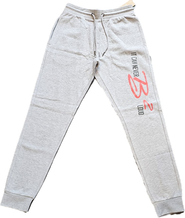 Een grijze joggingbroek met aan de zijkant de tekst 