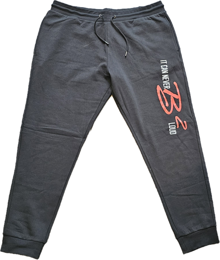 Een grijze joggingbroek met aan de zijkant de tekst 