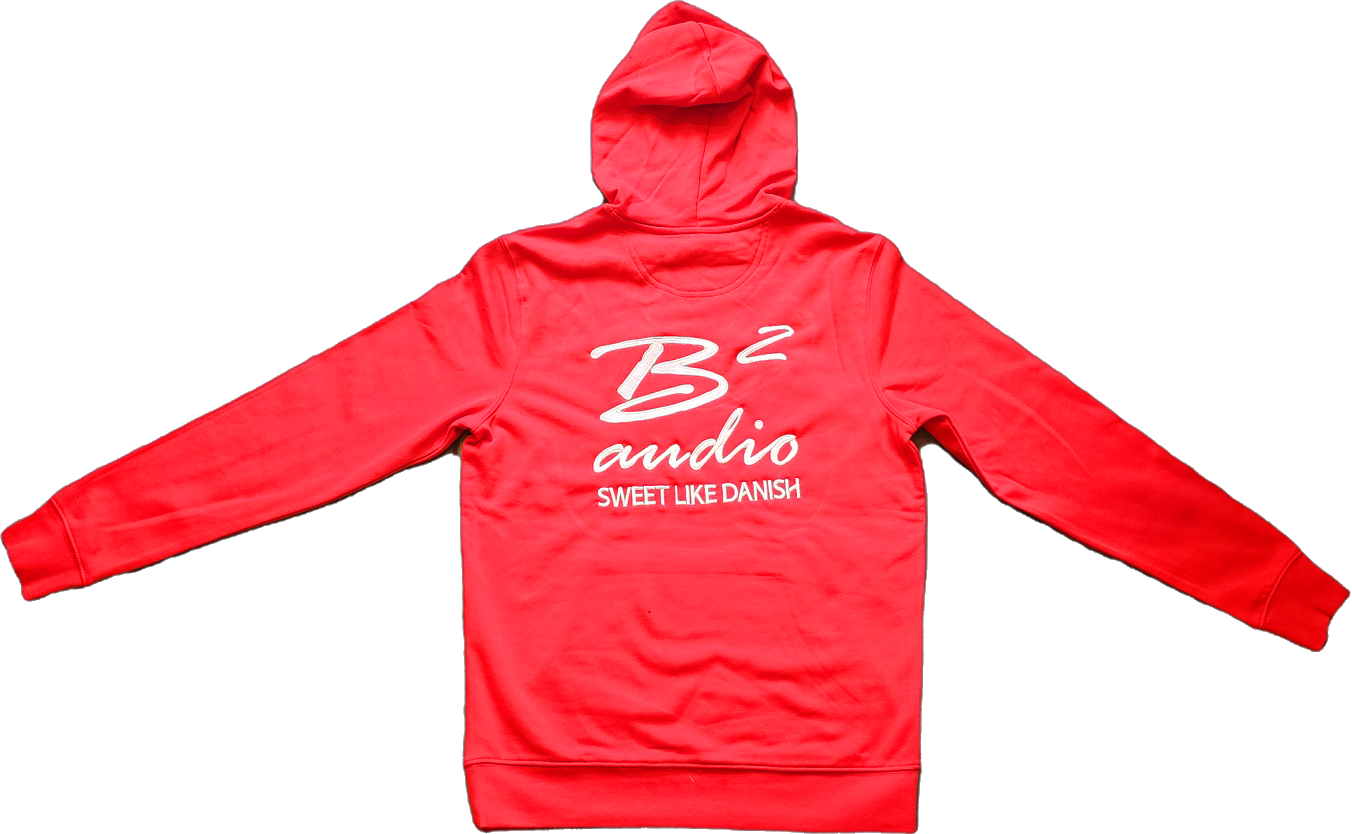 Een rode hoodie ligt op een wit oppervlak.